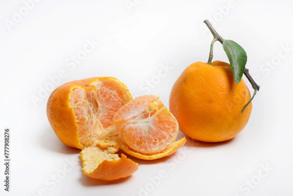 Fototapeta Tangerines or mandarin oranges (Citrus reticulata) are oranges that can grow in tropical and subtropical areas, randomly some are whole, some have been cut, with a white background
