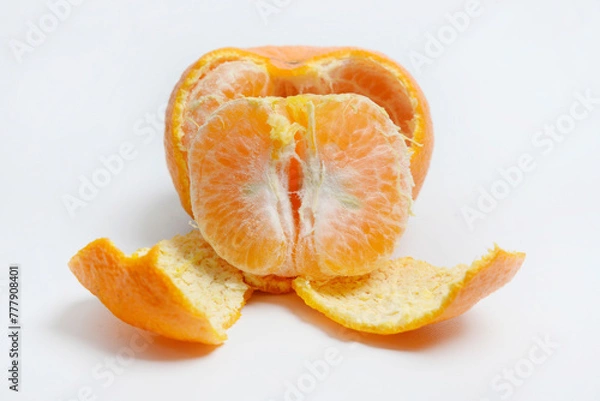 Fototapeta Tangerines or mandarin oranges (Citrus reticulata) are oranges that can grow in tropical and subtropical areas, randomly some are whole, some have been cut, with a white background