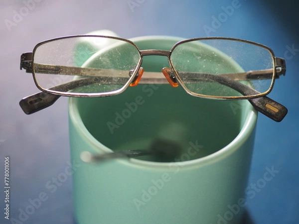 Obraz glasses on the grass