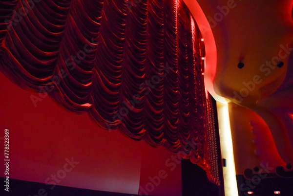 Fototapeta Raj Mandir Theater in Jaipur with illuminated red velvet looms