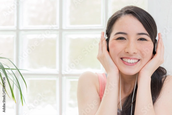 Fototapeta ヘッドフォンで音楽を聴く女性