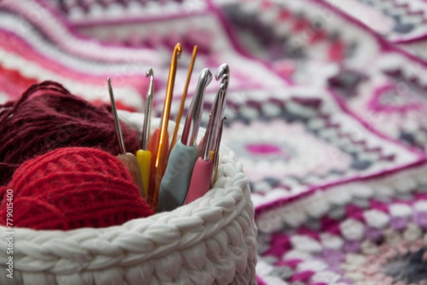 Obraz Crochet hooks of different sizes in a wicker basket with threads