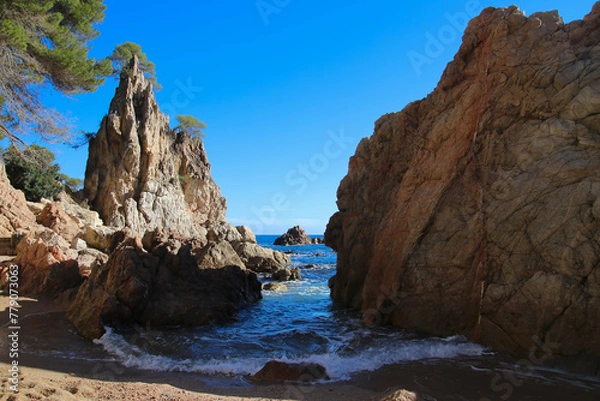 Obraz Cala muy estrecha entre rocas puntiagudas