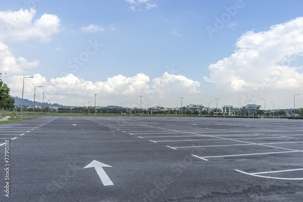 Fototapeta Pusty parking z niebieskim niebem