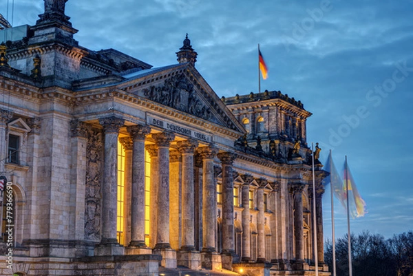 Fototapeta The entrance portal of the Reichstag in Berlin at twilight