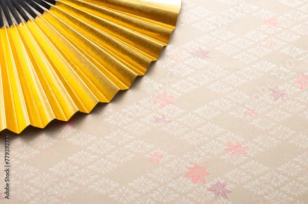 Fototapeta 金色の扇と和の布