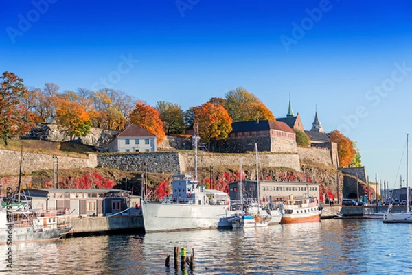 Fototapeta Twierdza Akershus w jesienny dzień o zachodzie słońca