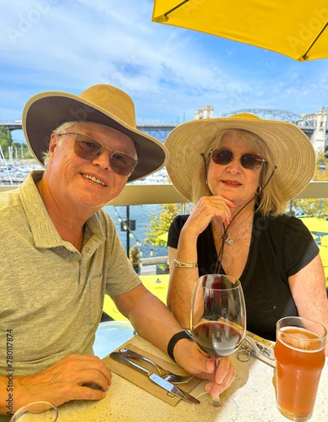 Fototapeta couple drinking wine