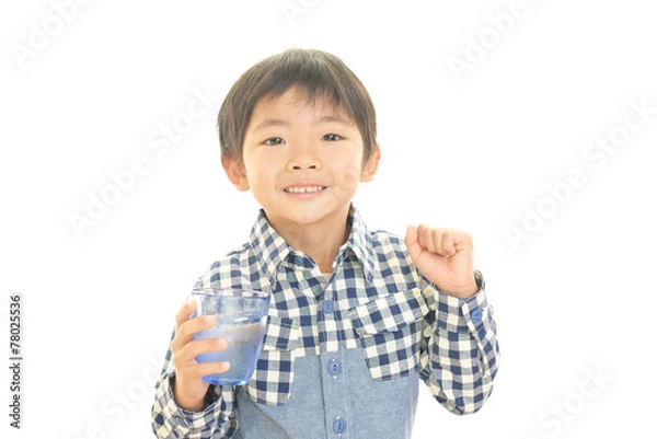 Fototapeta 水を飲む男の子