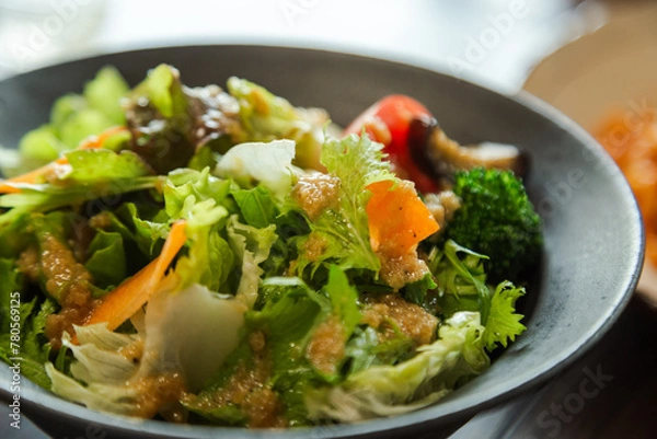 Obraz カフェで提供された彩り豊かなサラダの写真