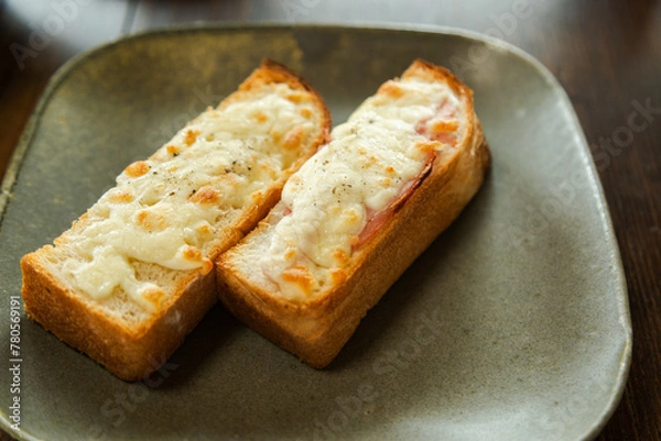 Obraz カフェで提供された美味しそうなハムチーズトーストの写真