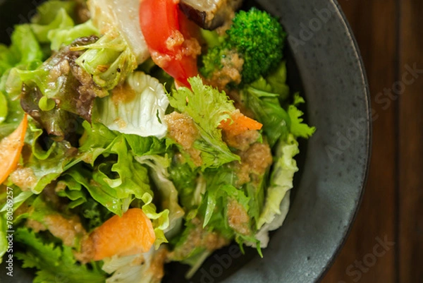 Obraz カフェで提供された彩り豊かなサラダの写真