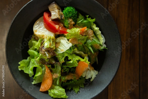 Obraz カフェで提供された彩り豊かなサラダの写真