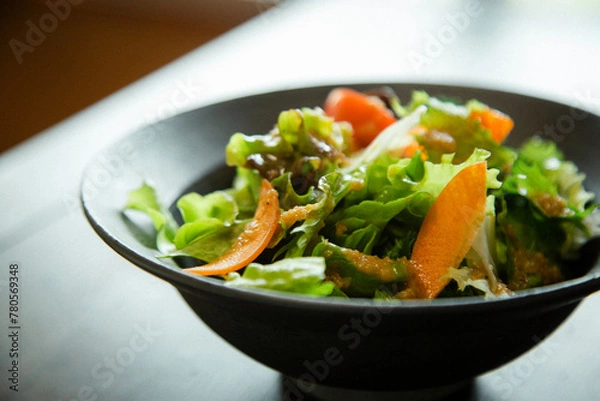 Obraz カフェで提供された彩り豊かなサラダの写真