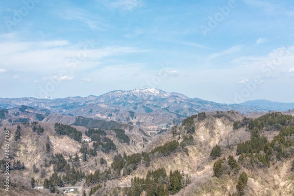 Obraz 雪解け直後の山肌が見える春の山々を空撮したドローン風景