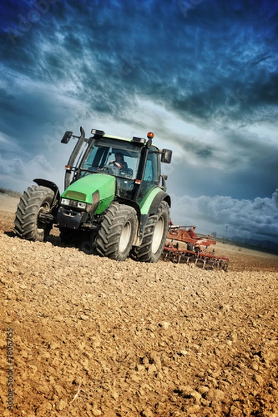 Fototapeta Donna al Lavoro su Trattore
