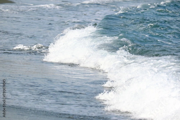 Fototapeta 浜辺に寄せる波