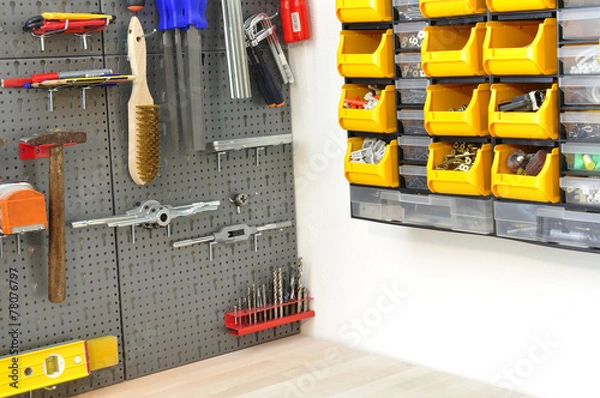 Obraz Lochwand mit Werkzeug