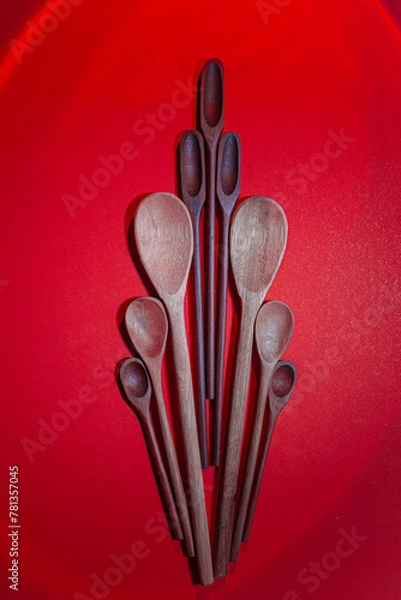 Fototapeta Colheres de madeira com o fundo vermelho 