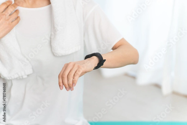 Fototapeta スマートウォッチを観ている若い女性　スポーツイメージ