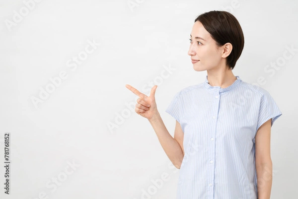 Fototapeta 半袖ブラウスの若い女性