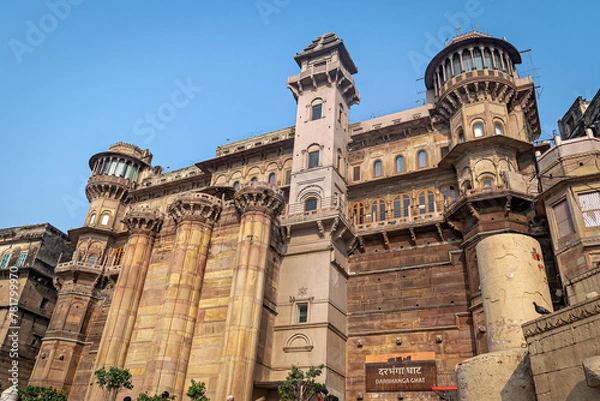 Obraz Brij Rama Palace is ancient building on Darbhanga ghat in Varanasi, convereted into a five star hotel. Text in reginal language means name 'Darbhanga Ghat'.
