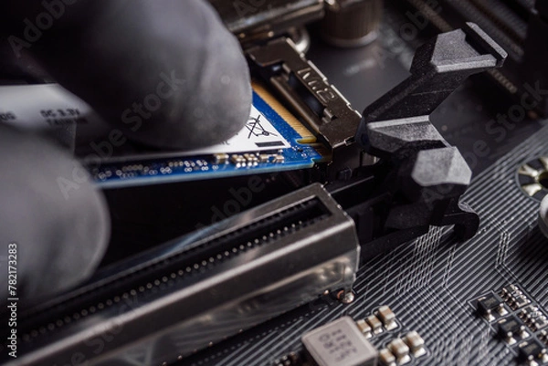 Obraz a specialist installs a solid-state drive in the m2 connector