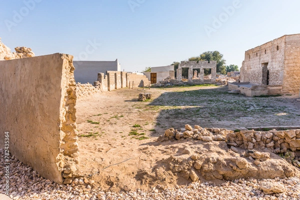 Obraz The desert coastal town (ghost town) of Jazeera Al Hamra includes a fort, three schools, an open-air market and mosques nestled between hundreds of villas. Ras Al Khaimah, UAE 