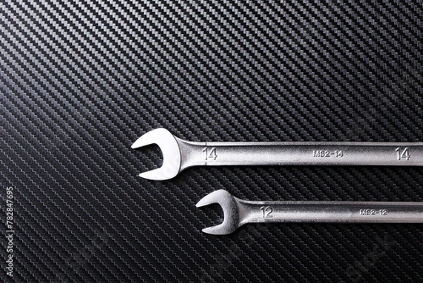 Obraz カーボン台に置かれたスパナ