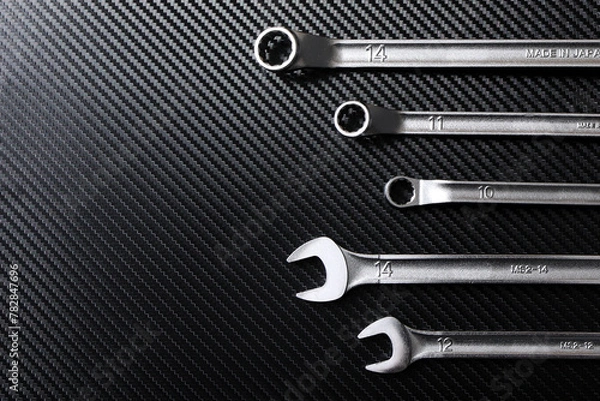 Obraz カーボン台に置かれたレンチとソケット