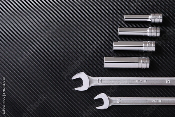 Obraz カーボン台に置かれたレンチとソケット