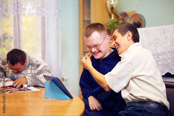 Obraz szczęśliwi przyjaciele z niepełnosprawnościami, którzy towarzyszą im przez Internet