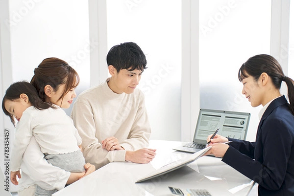 Fototapeta 保険の案内を受ける家族