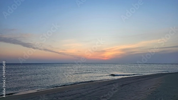 Obraz 해가 뜨고 있는 동해바다의 하늘과 태양, 해변, 파도의 경치