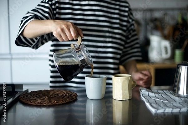Obraz ドリップしたコーヒーをカップに注ぐところ