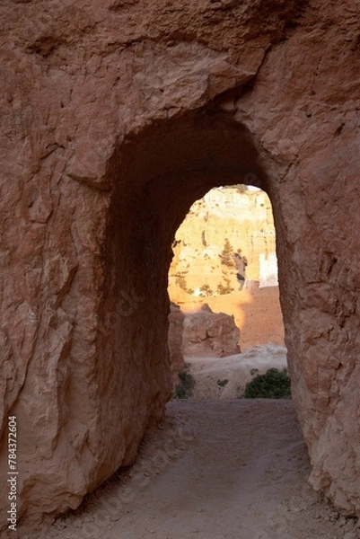 Fototapeta Vertical shot of stone arch in Bryce Canyon on a sunny day in Utah, USA