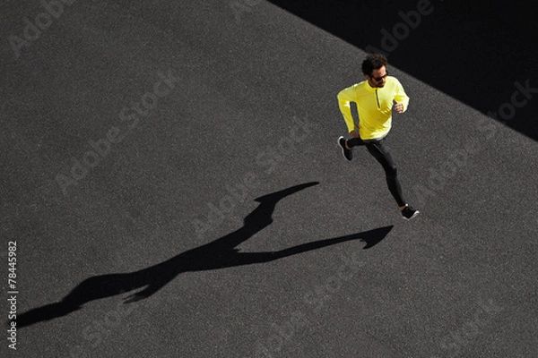 Fototapeta Uciekinier sprint do sukcesu w biegu. Sportowiec biegacz widok z góry