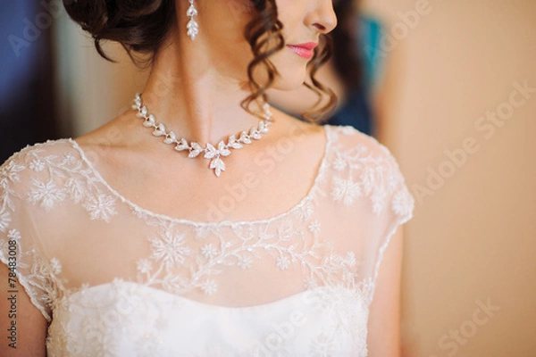 Obraz a woman's neck line on her wedding day.