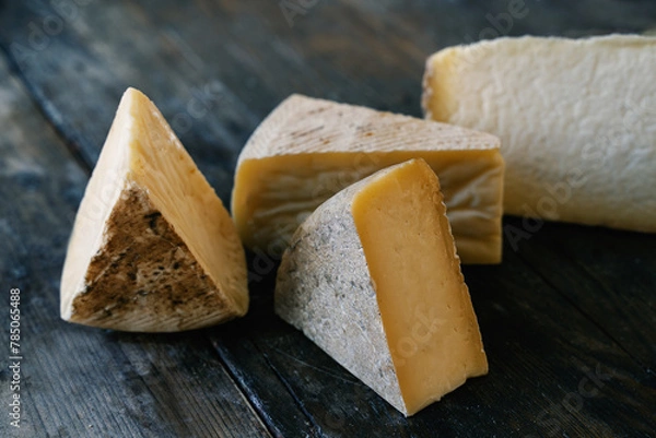 Obraz formaggi su tavola in legno