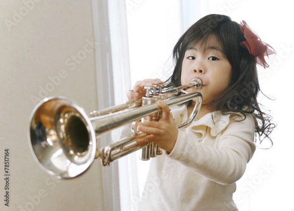 Obraz トランペットを吹く女の子