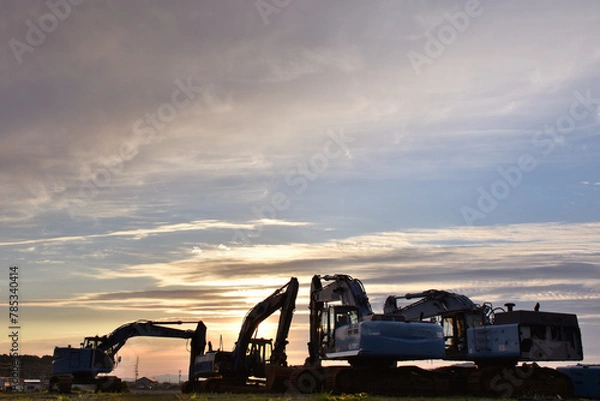 Obraz 夕焼け空と重機のシルエット