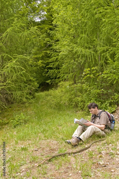 Fototapeta Wanderer sitzend mit Karte