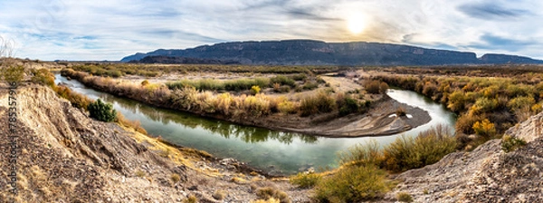 Fototapeta A big bend in the Rio Grande as it meander through Big Bend National Park, Texas