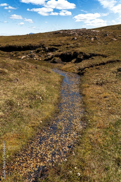 Obraz Petit ru coulant en haut d'une falaise sur le site du Old Man of Stoer & Stoer Lighthouse en Ecosse
