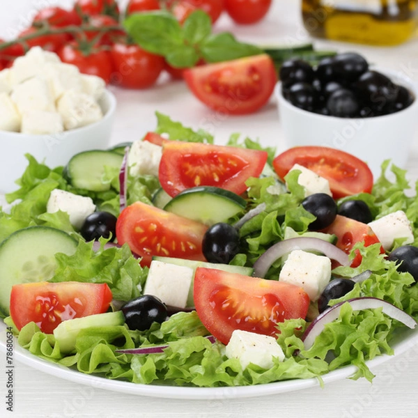 Obraz Griechischer Salat auf Teller mit Zutaten wie Tomaten, Feta Käs