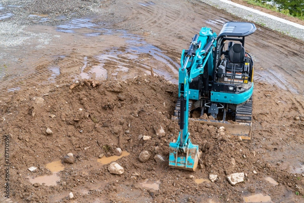 Obraz 小型掘削用建設機械の写真。ショベルカー・土木工事のイメージ。