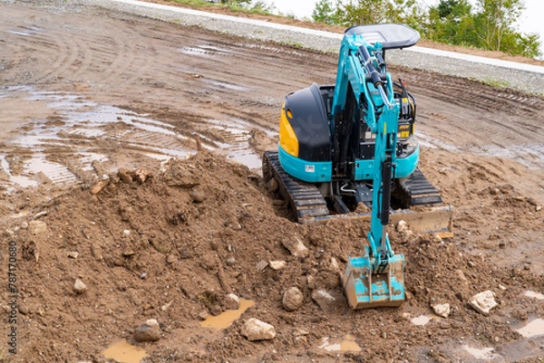Obraz 小型掘削用建設機械の写真。ショベルカー・土木工事のイメージ。