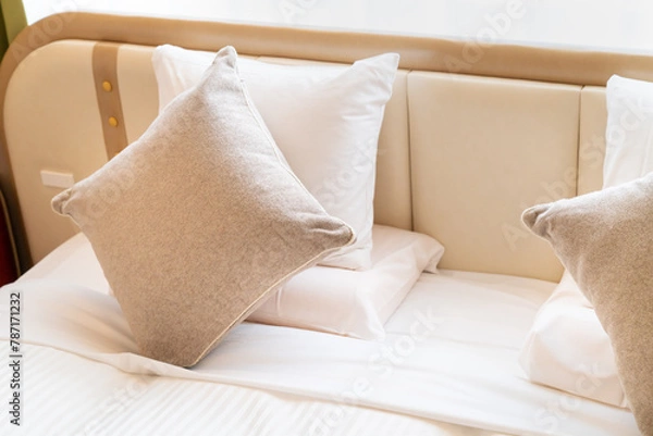 Obraz ホテルのベッドの写真。宿泊のイメージ。