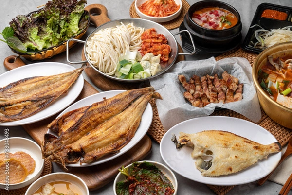Obraz Samchi, fish, grilled, side dish, kimchi, perilla leaf, seasoned, beef, earthen pot, chopsticks, onion, soy sauce, wasabi, mackerel, flounder, Lim Yeonsoo, stew, pork belly, kalguksu,
