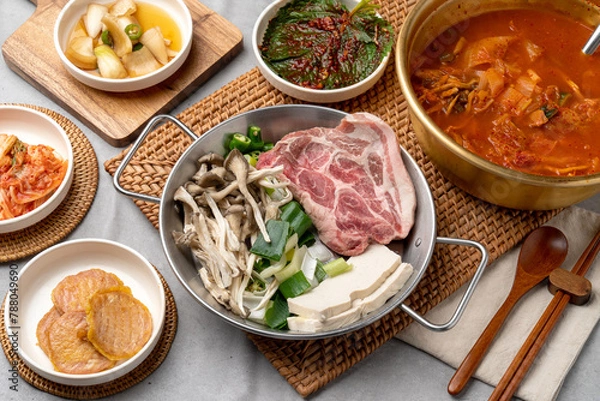 Fototapeta Samchi, fish, grilled, side dish, kimchi, perilla leaf, seasoned, beef, earthen pot, chopsticks, onion, soy sauce, wasabi, mackerel, flounder, Lim Yeonsoo, stew, pork belly, kalguksu,